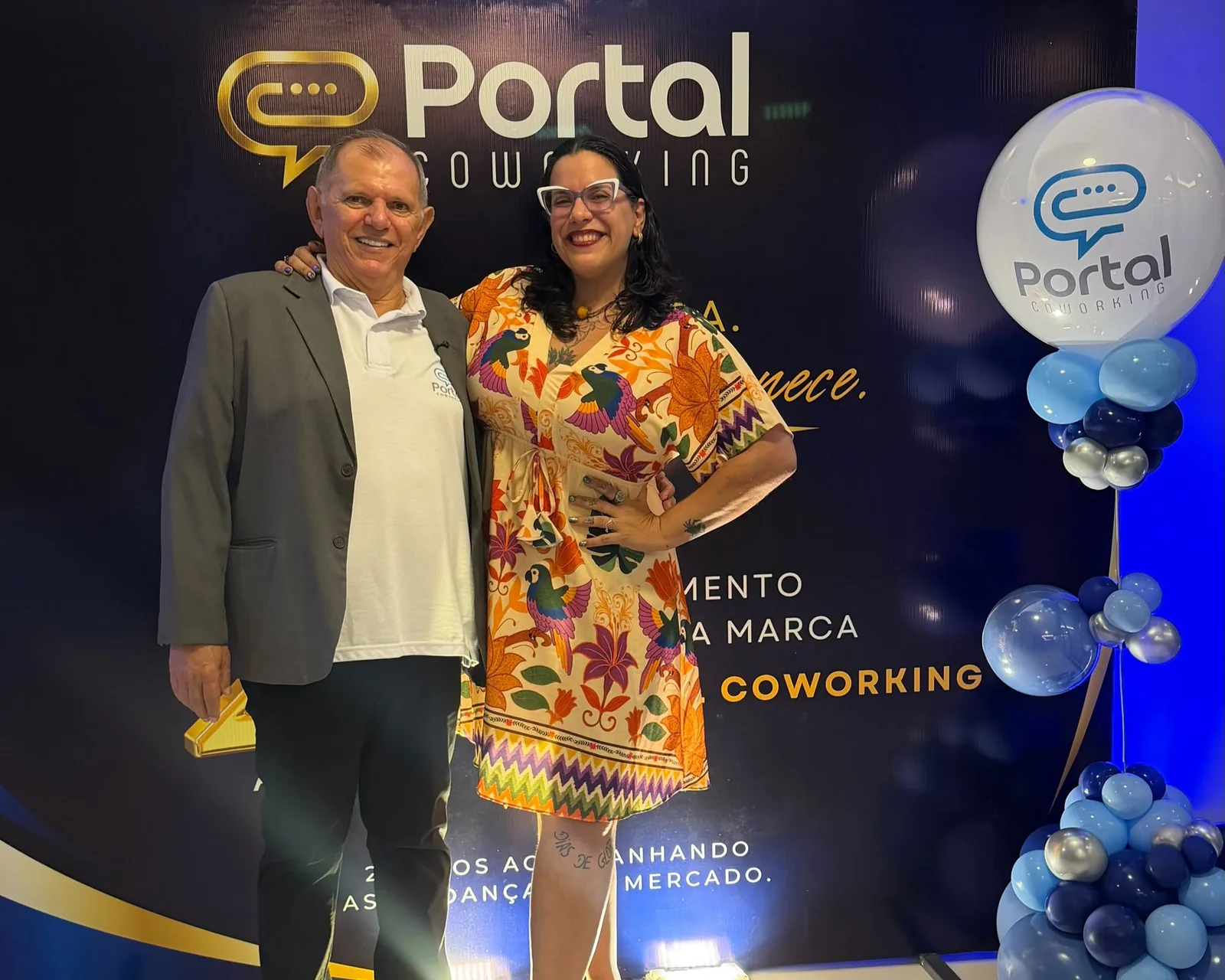 Convidados posam diante do painel do Portal Coworking na celebração dos 23 anos, na unidade Coroa do Meio