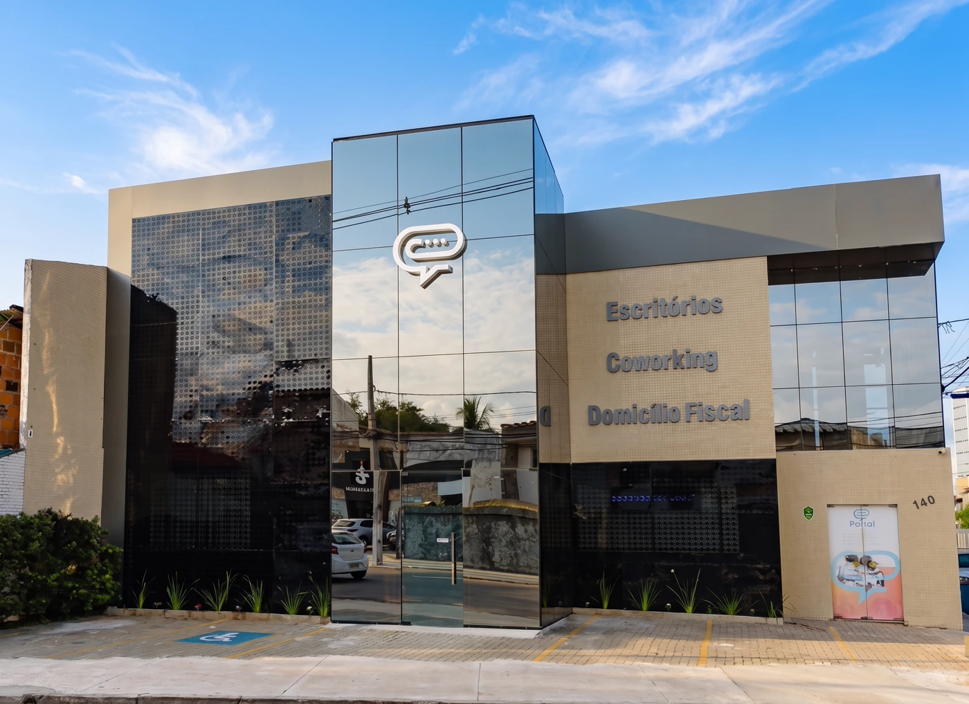 Fachada da unidade Luzia do Portal Coworking, em Aracaju