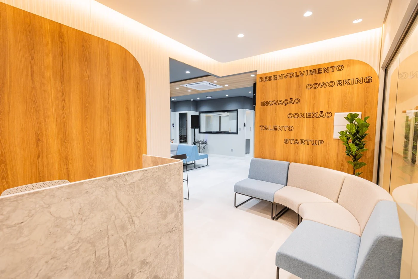 Recepção da unidade Coroa do Meio, com lounge de convivência